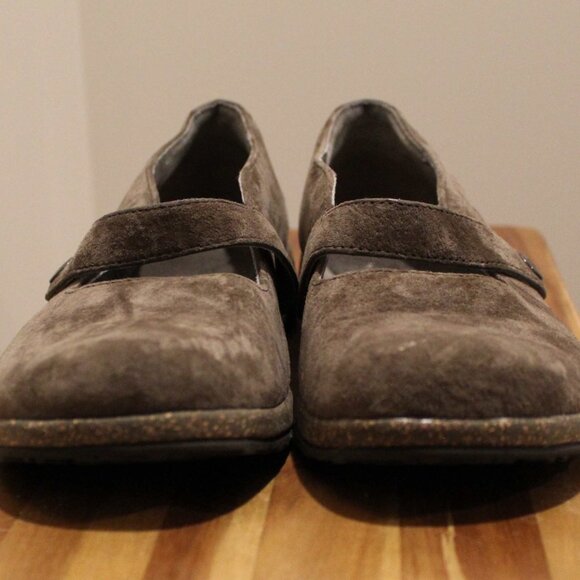 Brown Suede Teva Mary Jane's - Sz 8.5 - Picture 1 of 6